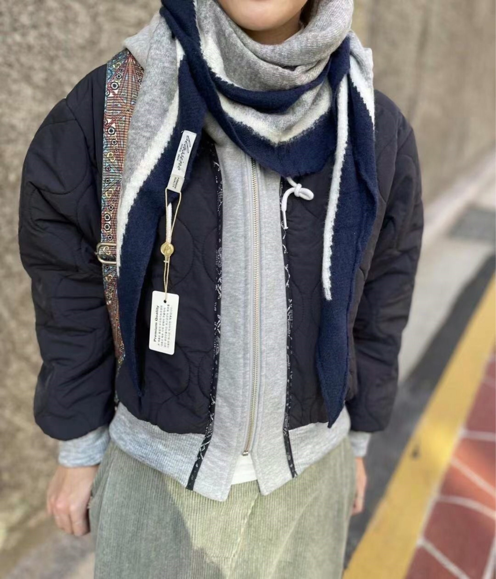 深蓝色