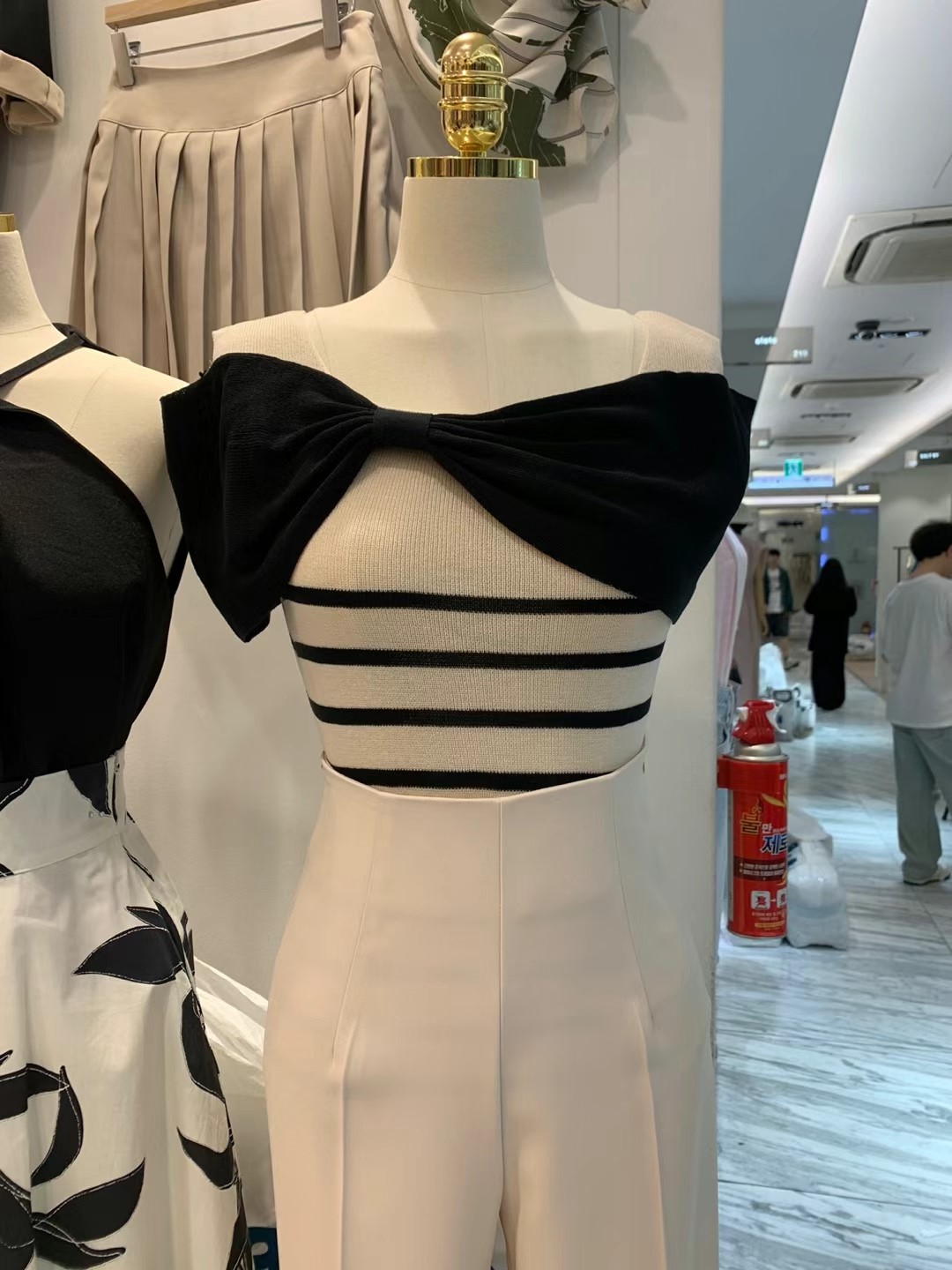 白色