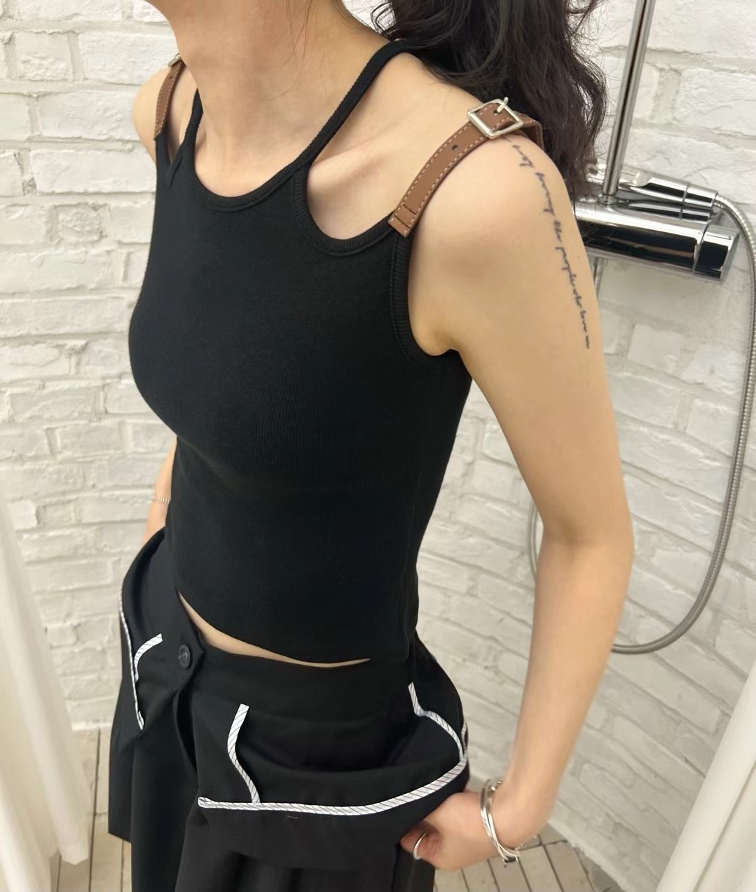 黑色