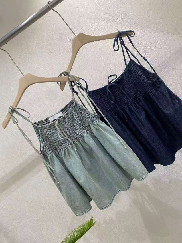 深蓝色
