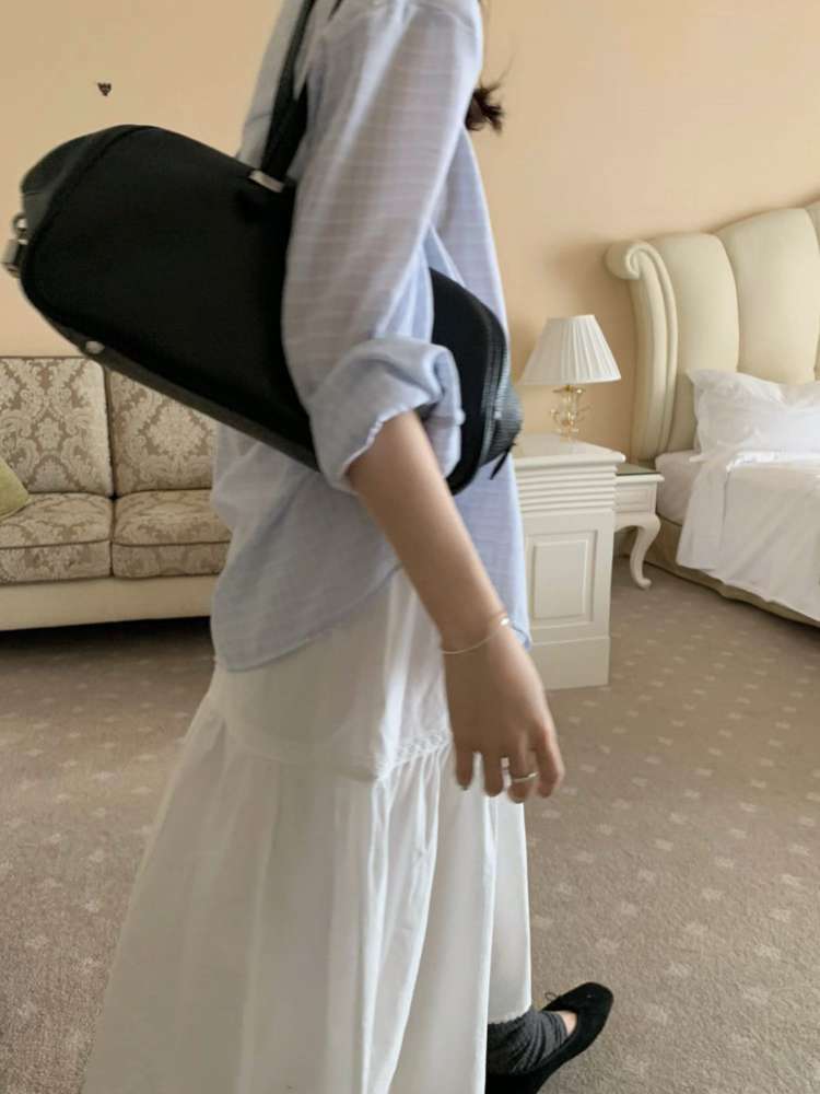 浅蓝色