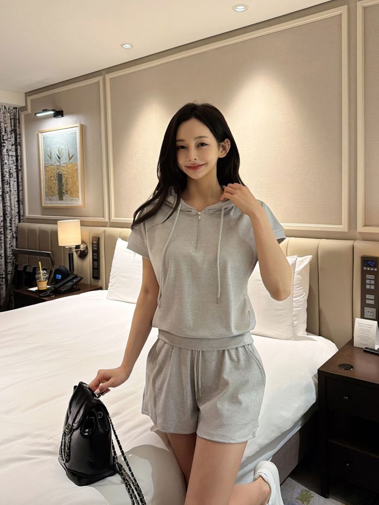 灰色