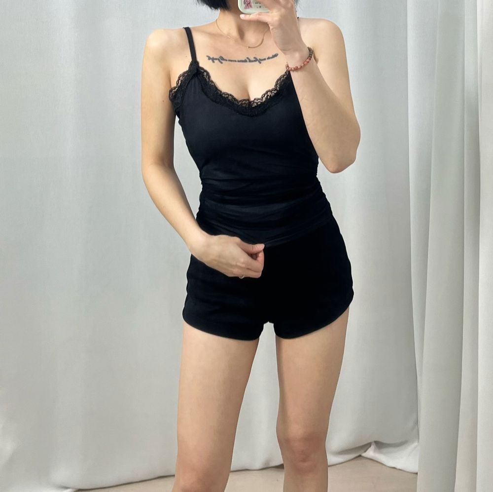 黑色