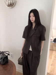 深棕色