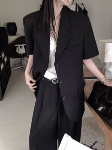 黑色