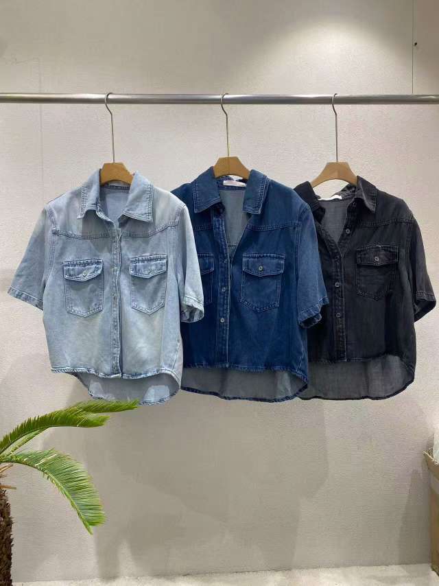 深蓝色