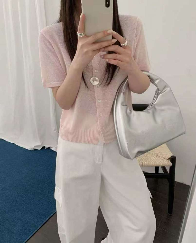 浅粉色