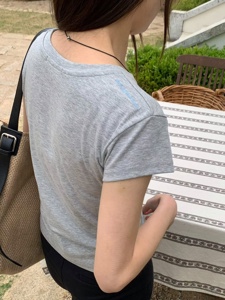 灰色
