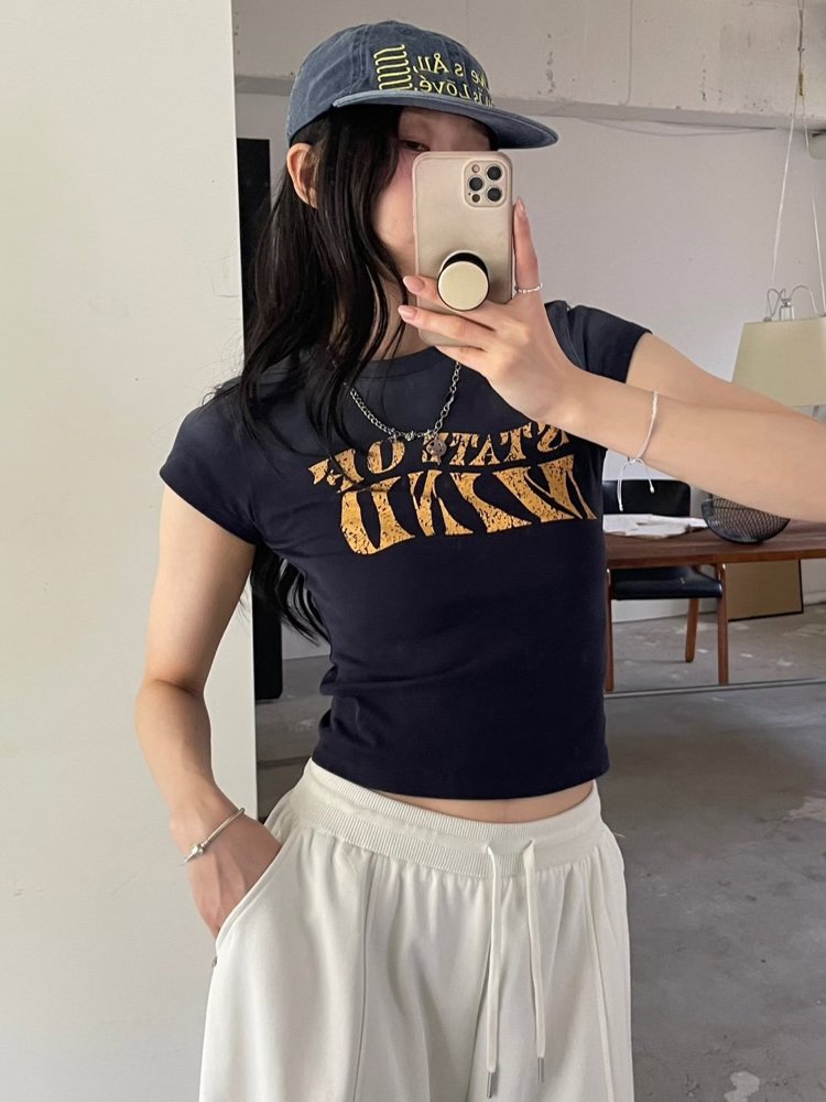黑色