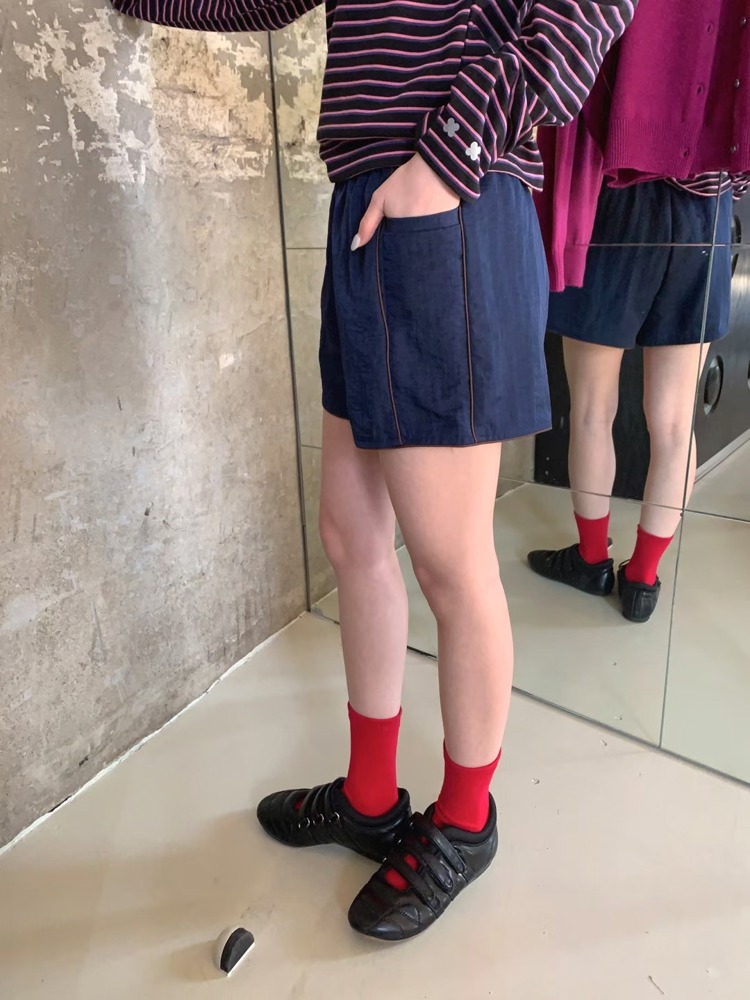深蓝色