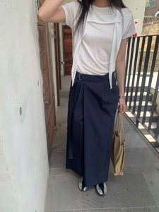 深蓝色