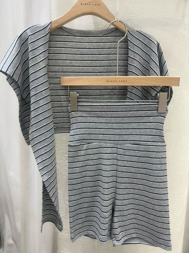 灰色