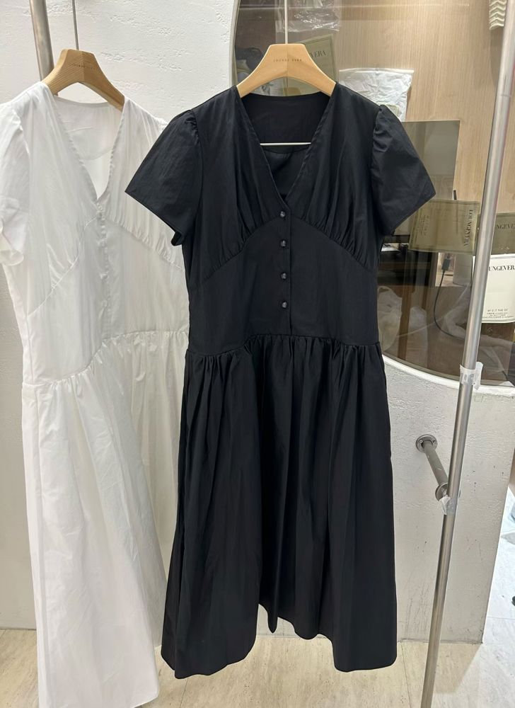 黑色