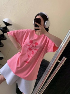 粉红色