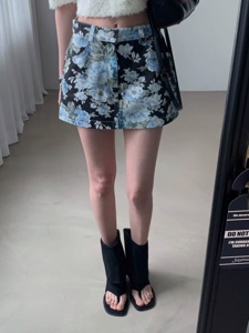 深蓝色