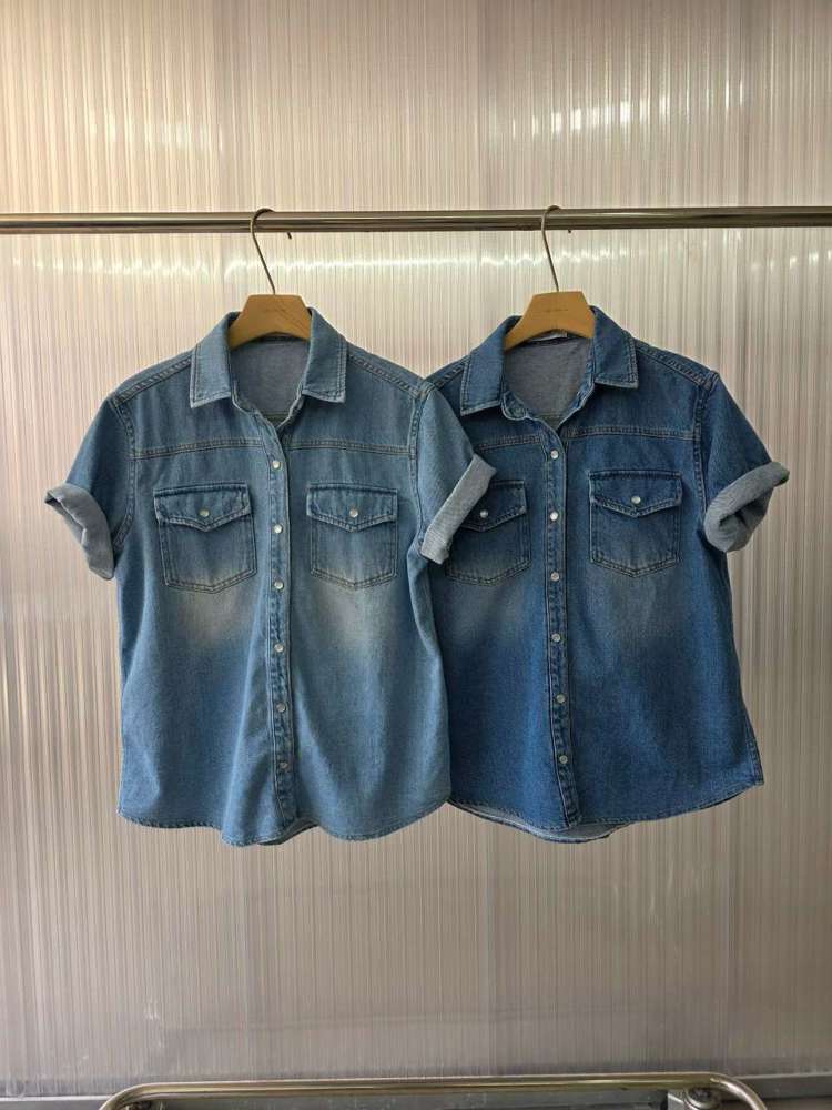 深蓝色