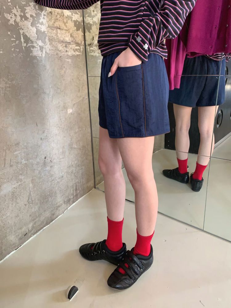 深蓝色