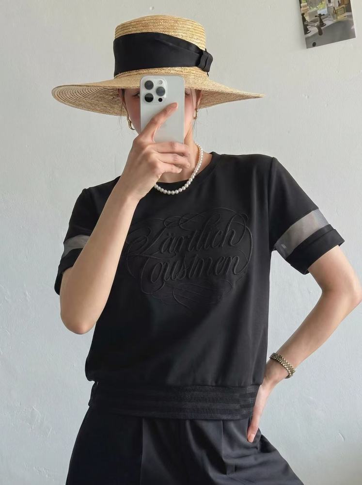 黑色