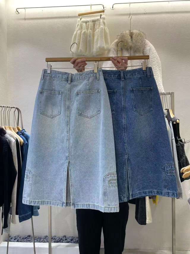 深蓝色