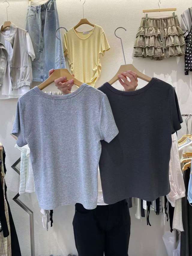 灰色