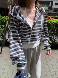 深蓝色