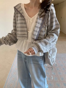 灰色