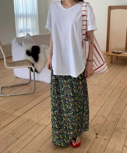 墨绿色