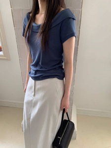 深蓝色