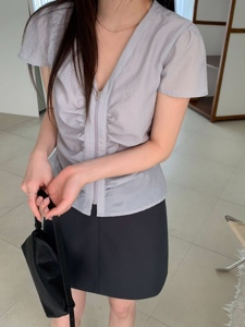 灰色