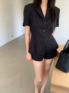 黑色