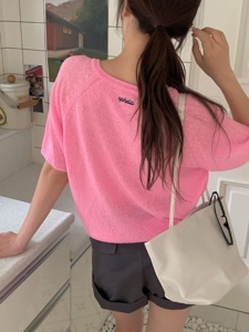 粉红色