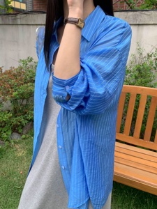 深蓝色