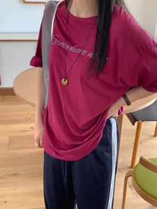 酒红色