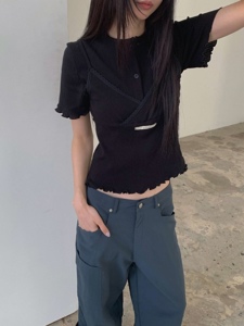 黑色