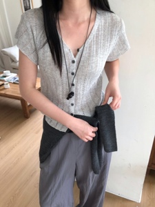 灰色