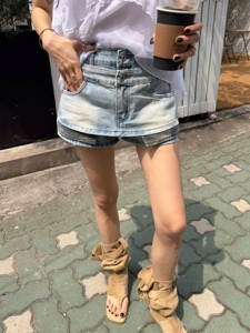 蓝色