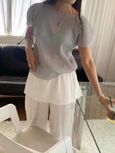 灰色