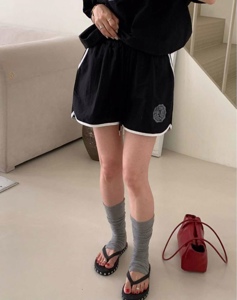 黑色