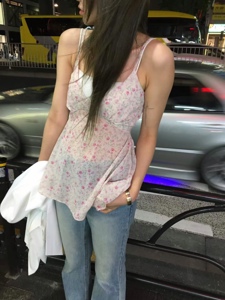 粉红色