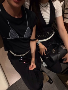 黑色