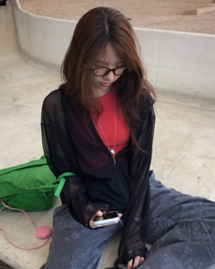 黑色