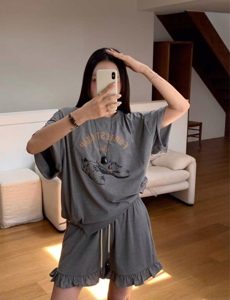 灰色
