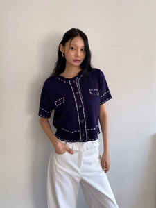深蓝色