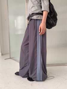 灰色