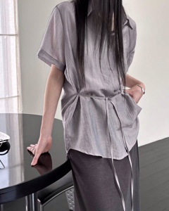 灰色