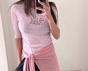 粉红色
