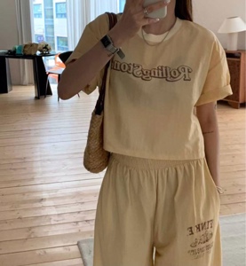 黄色