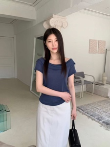 深蓝色