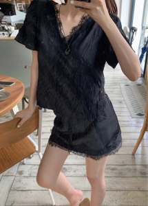 黑色