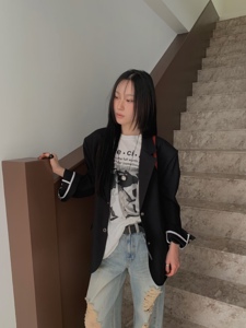 黑色